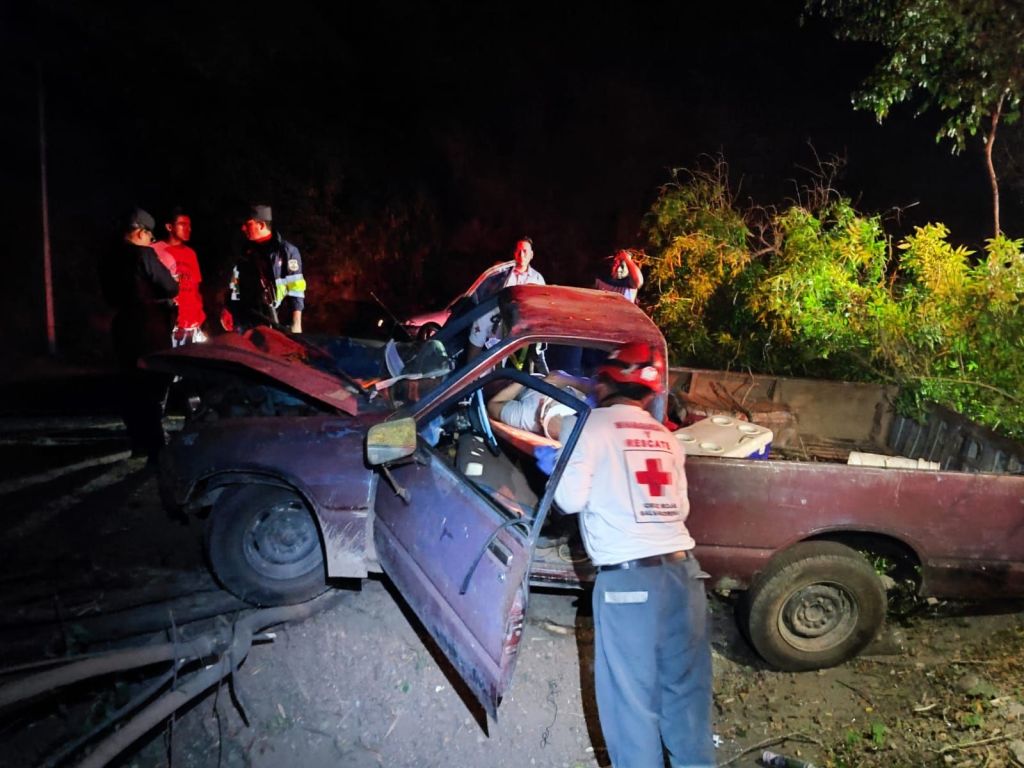 Dos víctimas con múltiples lesiones en accidente de tránsito en Santa Cruz Michapa